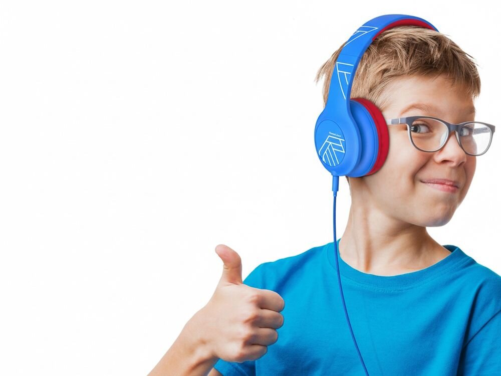 Słuchawki nauszne POWERLOCUS Pled Wired, wytrzymała konstrukcja, hipoalergiczne materiały, testy zginania, dziecko z założonymi słuchawkami nausznymi