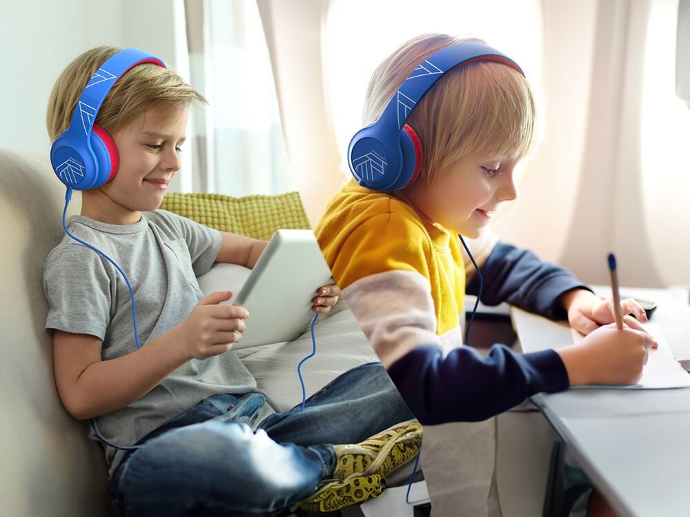 Słuchawki nauszne POWERLOCUS Pled Wired z portem sharing 3.5 mm, wspólne słuchanie muzyki, dziecko z założonymi słuchawkami nausznymi