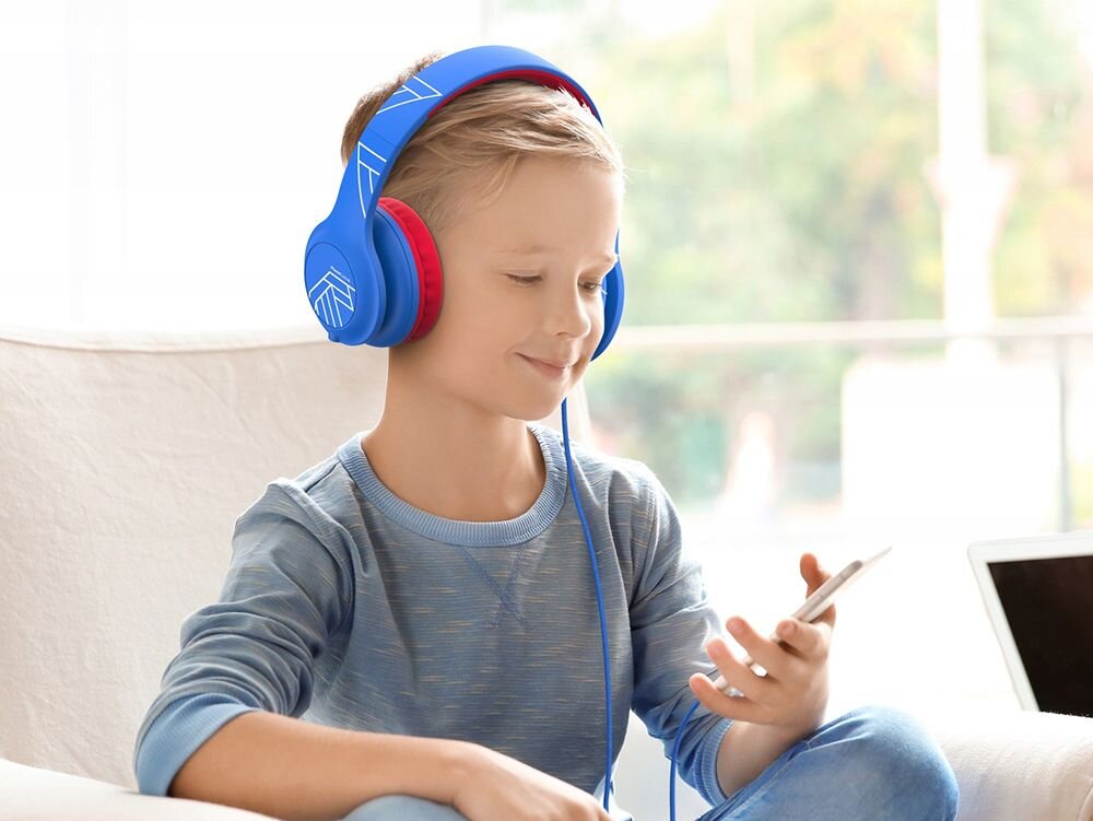 Słuchawki nauszne POWERLOCUS Pled Wired kompatybilne z telefonem, tabletem, komputerem i konsolą, dziecko z założonymi słuchawkami nausznymi