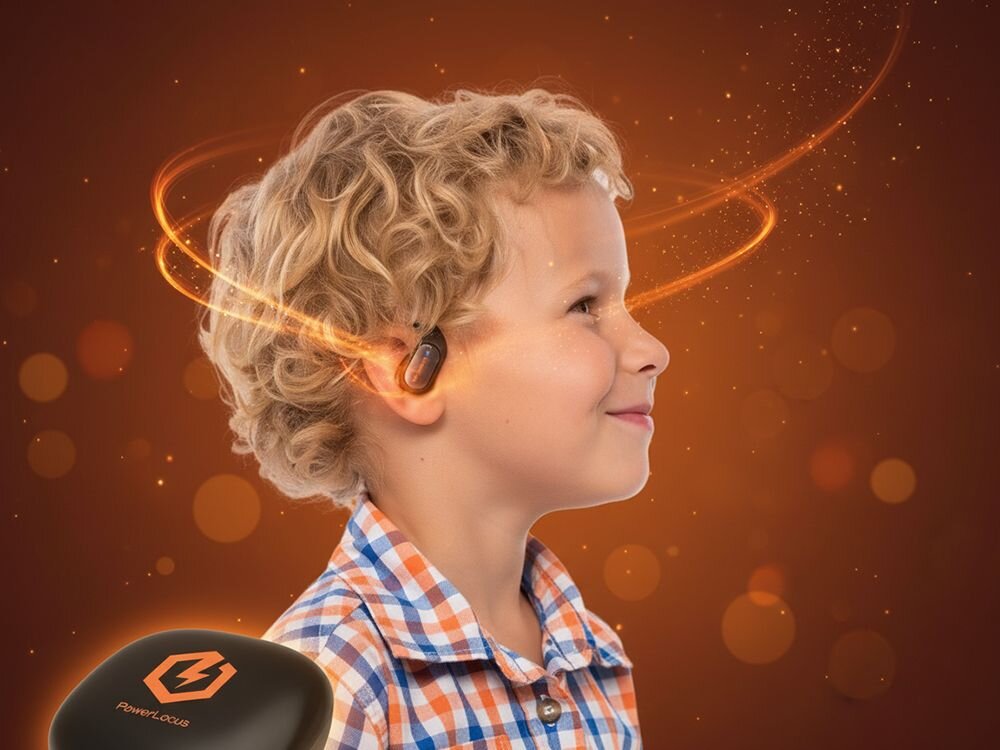 Słuchawki powietrzne POWERLOCUS Mkids1 ogranicznik głośności 85 dB ochrona słuchu dzieci, dziecko z założonymi słuchawkami powietrznymi, etui ładujące w tle