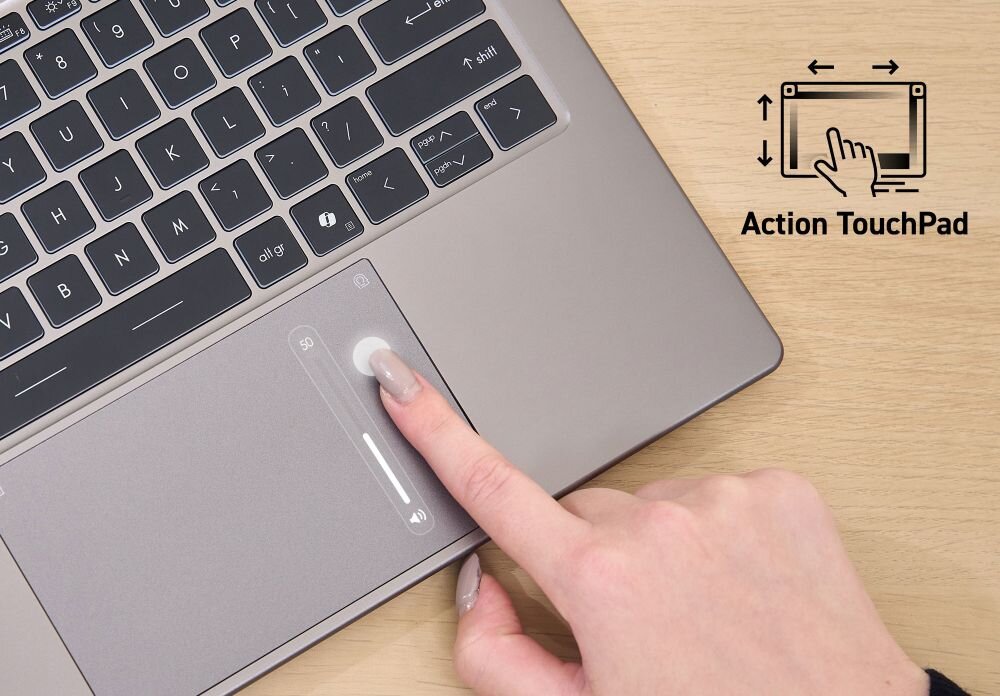 Dłoń steruje Action TouchPad w laptopie MSI Prestige na biurku, usprawniając wygodną pracę zdalną w domu. - Action Touchpad Sterowanie dotykiem 