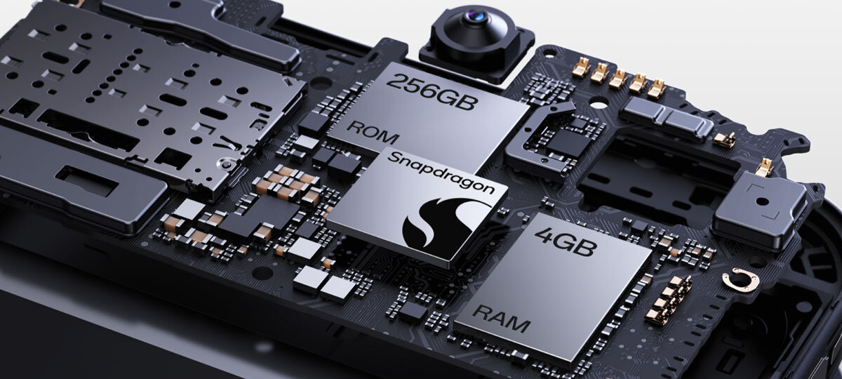 Obraz przedstawia wnętrze urządzenia elektronicznego z widocznymi komponentami, takimi jak układy scalone oznaczone napisami \'256GB ROM\', \'Snapdragon\' i \'4GB RAM\'.
