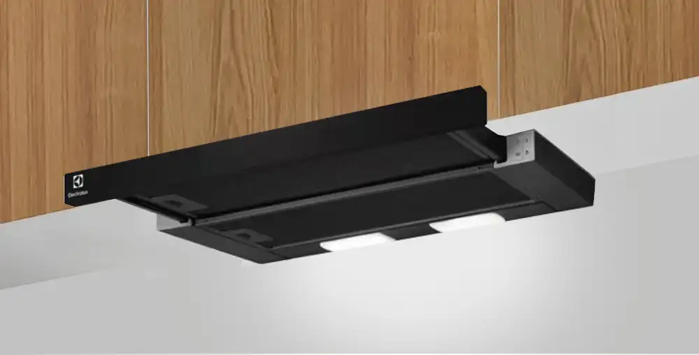 Czarny okap kuchenny zamontowany pod drewnianą szafką, z widocznym logo Electrolux. Posiada dwa źródła światła na spodzie.