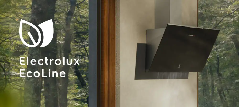 Okap wiszący w nowoczesnej kuchni z dużymi oknami