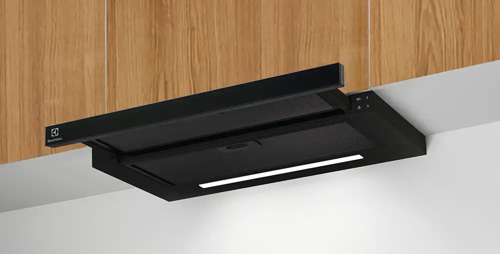 Czarny okap kuchenny zamontowany pod drewnianą szafką, z widocznym logo Electrolux. Okap ma prostokątny kształt i wbudowane oświetlenie LED.