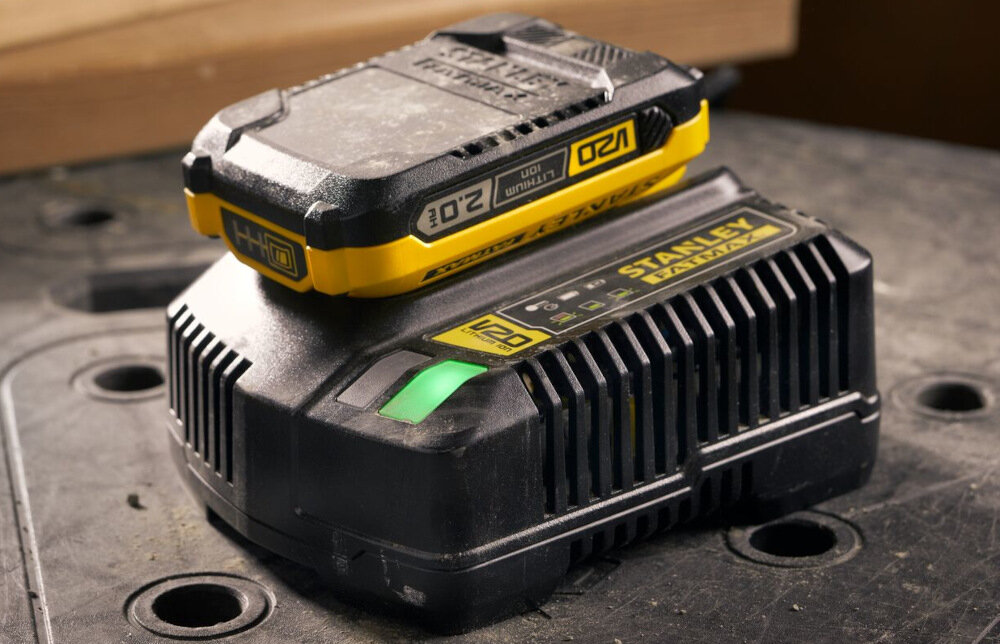 Akcesoria do elektronarzędzi STANLEY SFMCB202 dedykowana ladowarka szybkie efektywne ladowanie wskaznik stanu