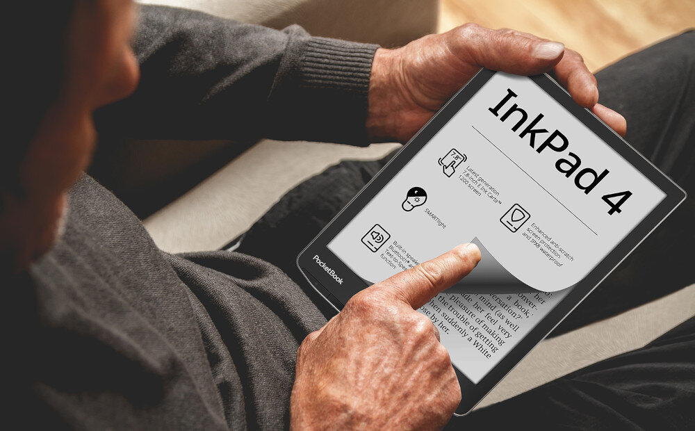 Osoba trzyma czytnik e-booków z widocznym tekstem \'InkPad 4\' na ekranie. Na urządzeniu znajduje się logo \'PocketBook\'.