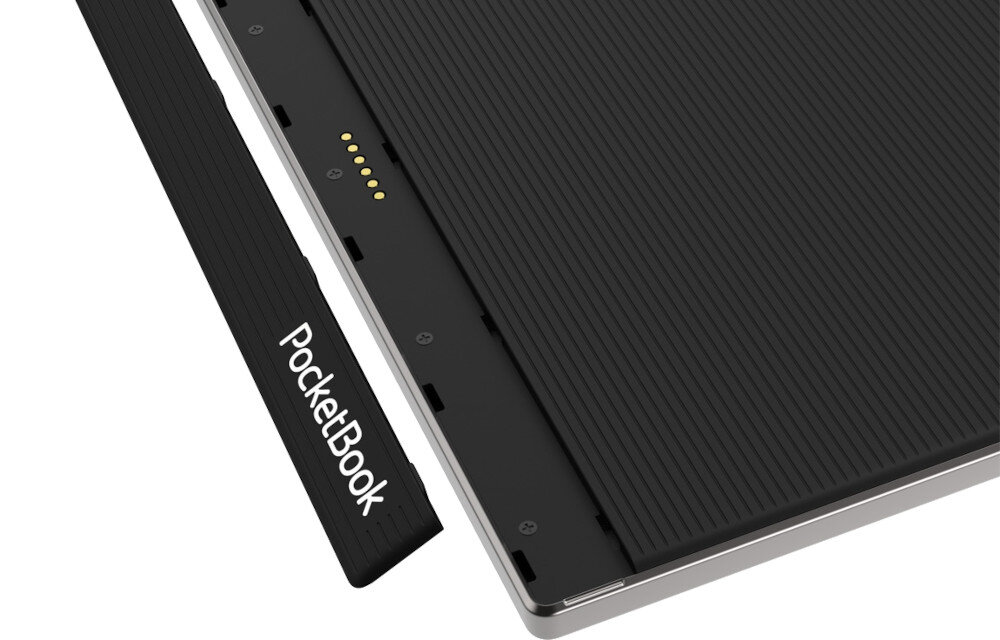 Zbliżenie na tylną część czytnika e-booków z widocznym logo \'PocketBook\' na czarnym tle. Obok znajduje się część obudowy z teksturą w paski i widocznymi złączami.