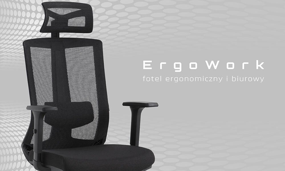 Czarny fotel biurowy z siatkowym oparciem i zagłówkiem. Obok widoczny jest napis: \'ErgoWork fotel ergonomiczny i biurowy\'.