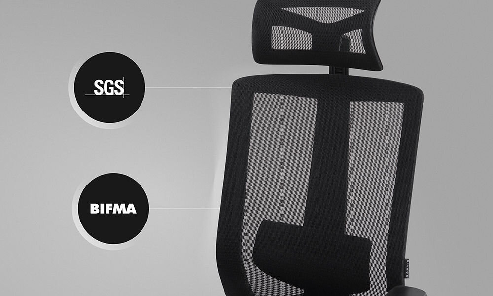 Czarny fotel biurowy z siatkowym oparciem i zagłówkiem. Obok fotela widoczne są okrągłe symbole z tekstem \'SGS\' i \'BIFMA\'.