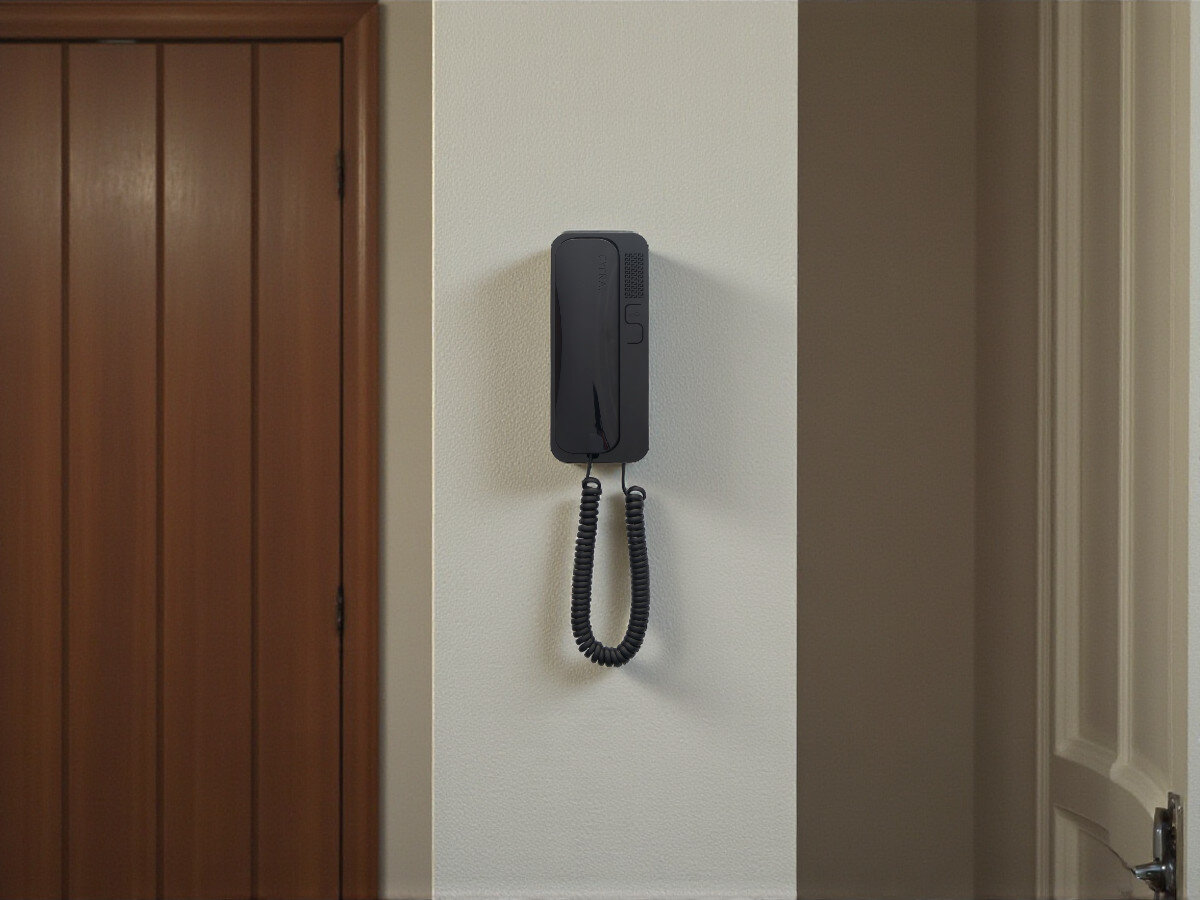 Unifon CYFRAL Smart 5P Czarny w czarnym kolorze do pracy w systemach 4,5,6-przewodowych z centralami domofonami składa siż z bazy i słuchawki klawisze funkcyjne umieszczone na bazie prosta intuicyjna obsługa