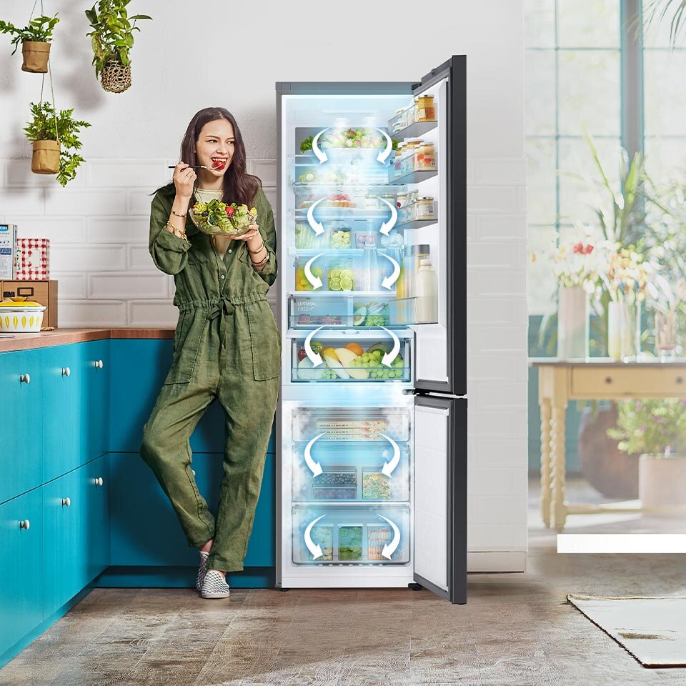 System All-Around Cooling, jak pokazuje grafika, równomiernie rozprowadza chłodne powietrze po obu komorach lodówki Samsung