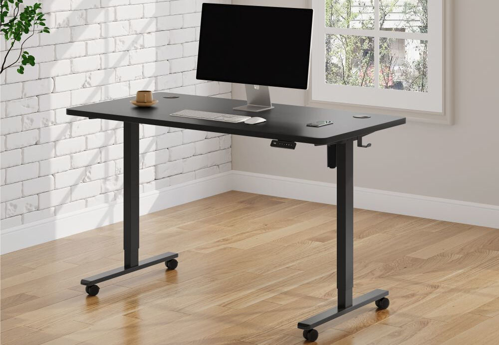 Biurko KENOKO Ibuki 140 x 70 cm Czarny prezentacja biurka w jasnym pokoju na biurku monitor i akcesoria