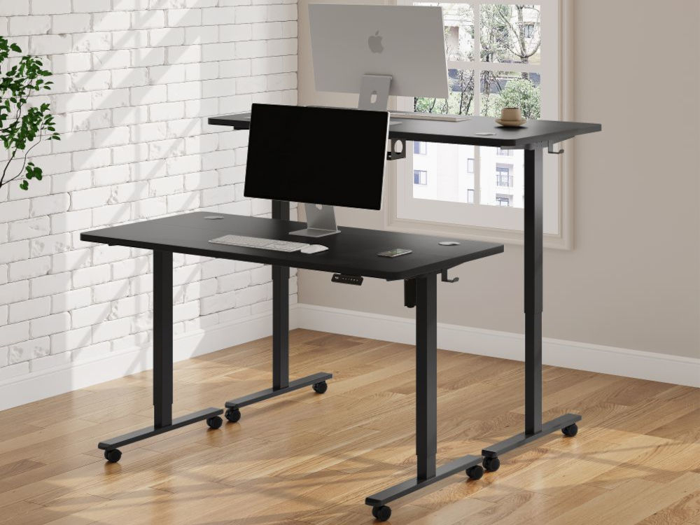 Biurko KENOKO Ibuki 140 x 70 cm Czarny prezentacja biurka w dwóch wysokościach w jasnym pokoju na biurkach monitory i akcesoria 1-silnikowy system podnoszenia regulacja wysokości blatu zakres cichy mechanizm komfortowa praca wsparcie zdrowych nawyków