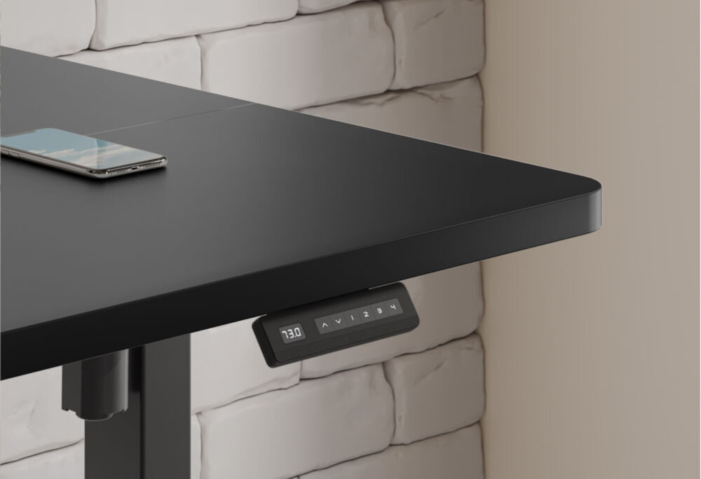 Biurko KENOKO Ibuki 140 x 70 cm Czarny zbliżenie na panel sterowania w tle ceglana ściana system Memory Height zapisanie do czterech ulubionych ustawień szybkie przełączanie między pozycjami