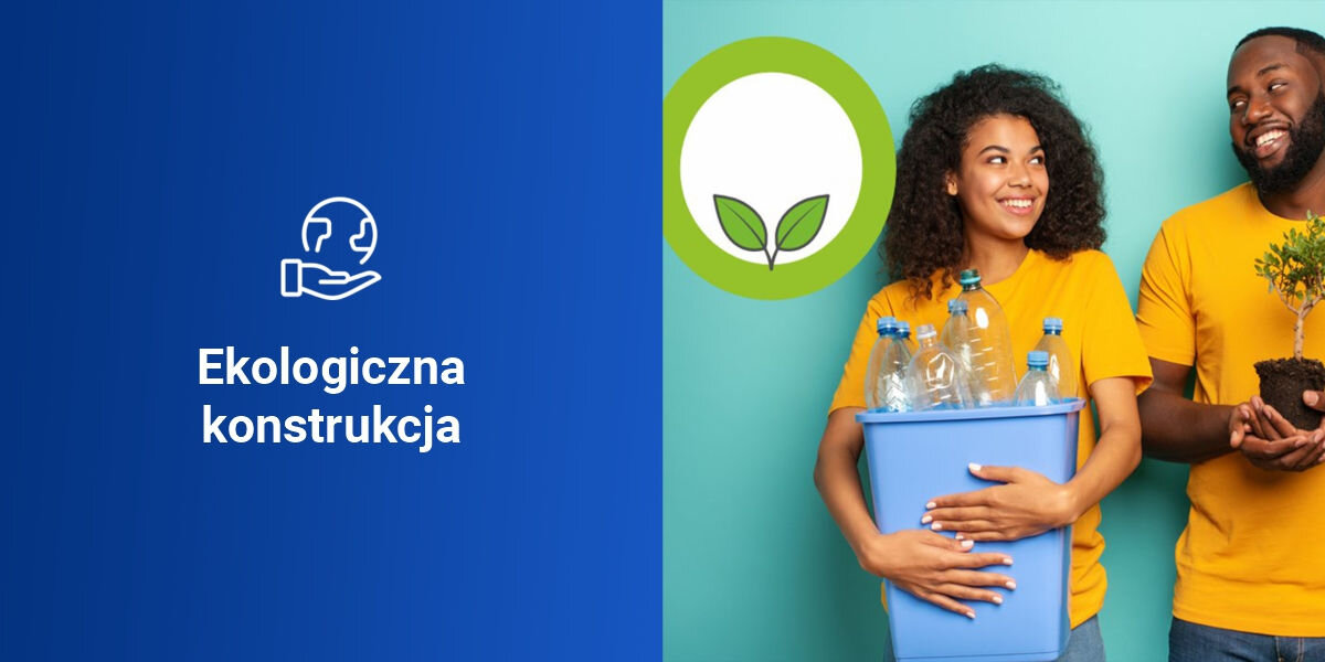 Po lewej stronie na niebieskim tle znajduje się ikona dłoni trzymającej planetę oraz napis \'Ekologiczna konstrukcja\'. Po prawej stronie dwie osoby w żółtych koszulkach, jedna trzyma pojemnik z plastikowymi butelkami, a druga ma w rękach małą roślinę.