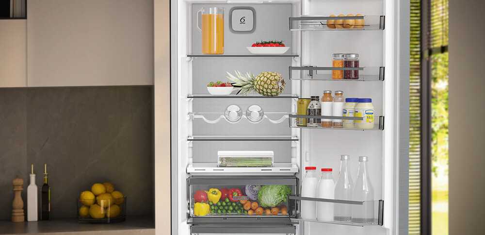 LODÓWKA WHIRLPOOL WHK26403XP6E wizualizacja otwarta chłodziarka wnetrze balkoniki półki wygodne praktyczne przechowywanie półki balkoniki dłuższa świeżość