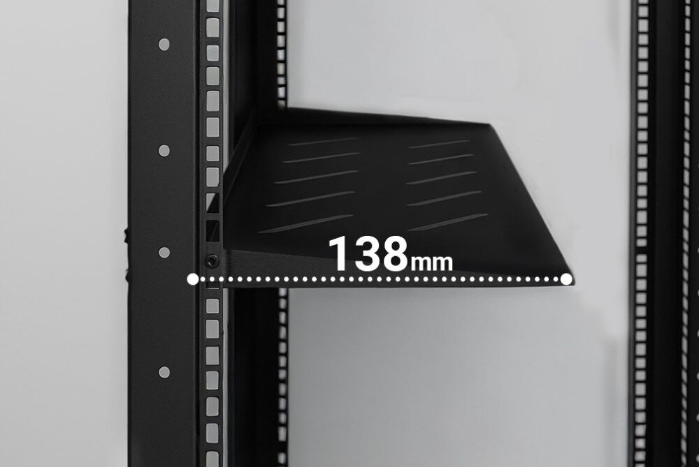 Półka EXTRALINK EX.28846 Zbliżenie na czarną metalową półkę zamontowaną w szynie rackowej z nałożonym białym tekstem '138mm' i linią pomocniczą, wskazującą głębokość produktu