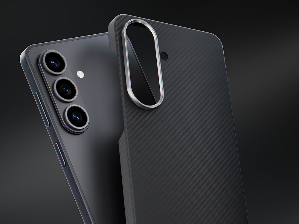 Zbliżenie na proces zakładania cienkiego czarnego etui z karbonowym wzorem na telefon Samsung Galaxy S, widoczna wyspa aparatów