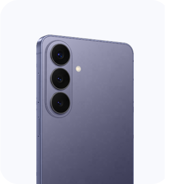 Zbliżenie na plecy telefonu Galaxy S26+ w kolorze fioletowym Zbliżenie na plecy telefonu Galaxy S26+ w kolorze fioletowym