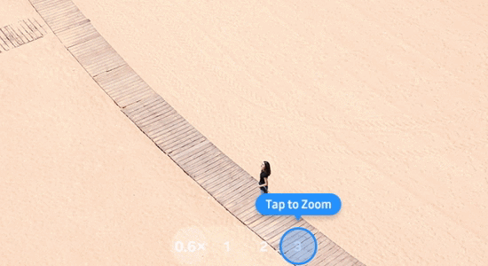 Przybliżenie na kobietę która stoi na drewnianym pomoście na plaży Przybliżenie na kobietę która stoi na drewnianym pomoście na plaży