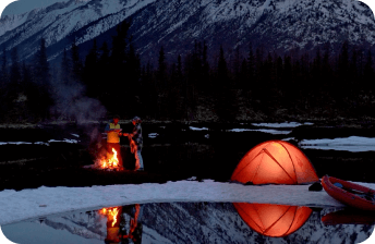 Górski zimowy widok z wyostrzonymi kontrastowymi pomarańczowymi detalami