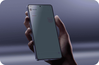 Dłoń trzyma smartfon Galaxy S26 Ultra w trybie prywatnym Osoba trzyma smartfon z dużym ekranem, na którym widoczny jest niewyraźny tekst i symbol. Tło jest rozmyte i ma odcienie szarości.