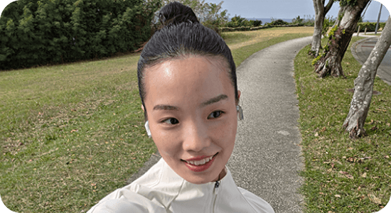 Selfie kobiety która spaceruje po ścieżce wśród drzew Selfie kobiety która spaceruje po ścieżce wśród drzew