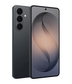 Packshot Galaxy S26+ w kolorze czarnym Smartfon z trzema aparatami z tyłu i dużym ekranem z wąskimi ramkami. Na ekranie widoczna jest abstrakcyjna grafika w odcieniach szarości.