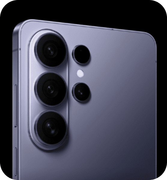 Zbliżenie na aparaty Galaxy S26 Ultra w kolorze fioletowym Obraz przedstawia tylną część smartfona z czterema obiektywami aparatu i lampą błyskową na fioletowej obudowie.