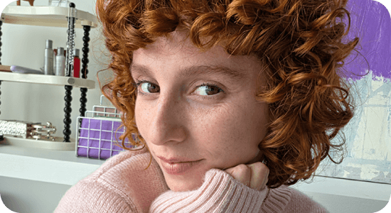 Ujęcie twarzy kobiety z kręconymi włosami w jasnym pomieszczeniu. Ujęcie twarzy kobiety z kręconymi włosami w jasnym pomieszczeniu.