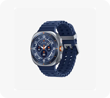 Packshot zegarka Galaxy Watch Ultra Zegarek z okrągłą tarczą i niebieskim paskiem, wyświetlający analogowy cyferblat z dodatkowymi wskaźnikami.