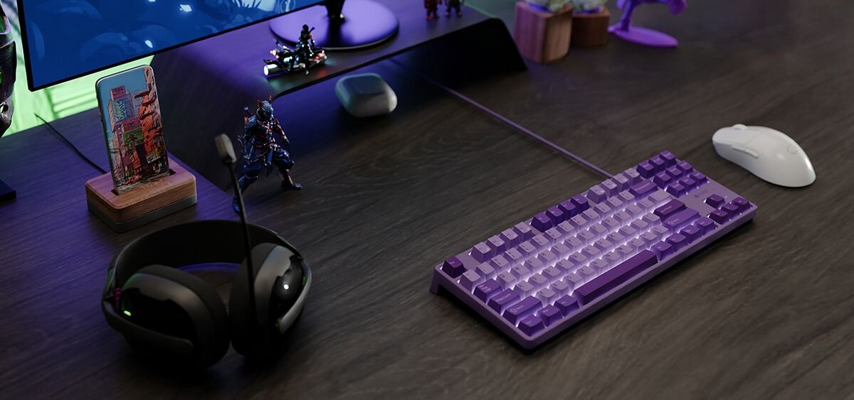 FURY Kanabo K2 Fury Kanabo K2 legendarną bronią samurajów kanabo wysoką kontrolę szybką reakcję Solidna konstrukcja stabilne działanie Fury Kanabo K2 - klawiatura na biurku z myszką i słuchawkami