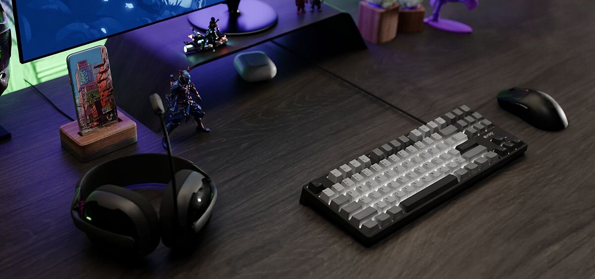 FURY Kanabo K2 Fury Kanabo K2 legendarną bronią samurajów kanabo wysoką kontrolę szybką reakcję Solidna konstrukcja stabilne działanie Fury Kanabo K2 - klawiatura na biurku z myszką i słuchawkami