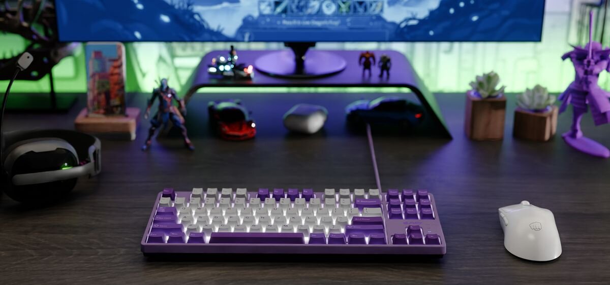 FURY Kanabo K2 regulowane nóżki ustawić kąt nachylenia Białe podświetlenie szybki dostęp do funkcji multimedialnych blokada klawisza Windows - klawiatura na blacie, zbliżenie na klawisze i nóżki