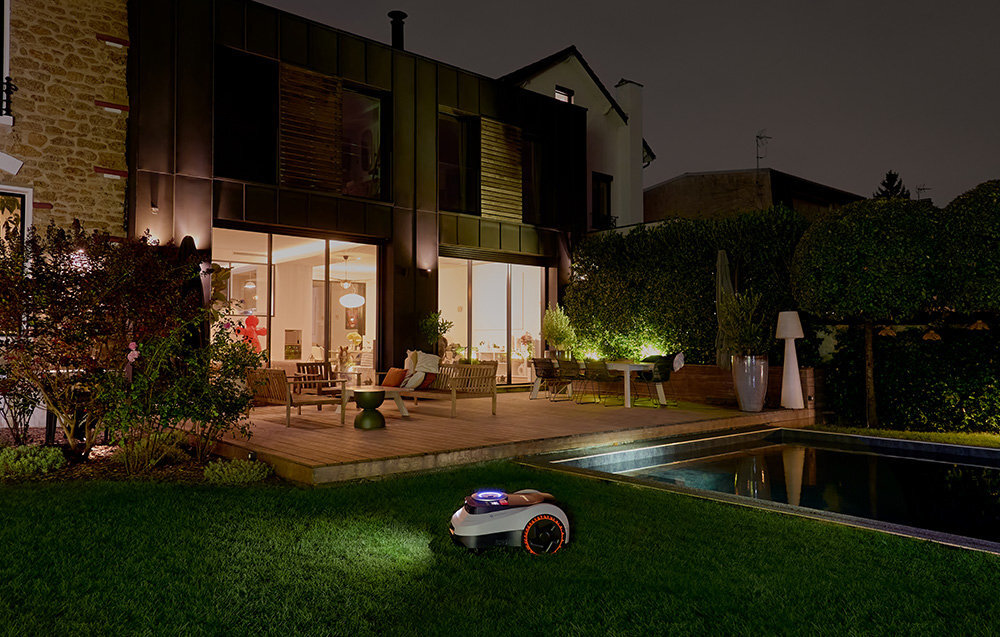 Robot koszący SEGWAY NAVIMOW i210E ogród trawnik noc robot kosi trawę w tle dom basen poziom hałasu zaledwie 59 dB(A) obudowa z klasą ochrony IP66 chroni przed pyłem i wodą zintegrowana analiza pogody automatycznie wstrzymuje pracę