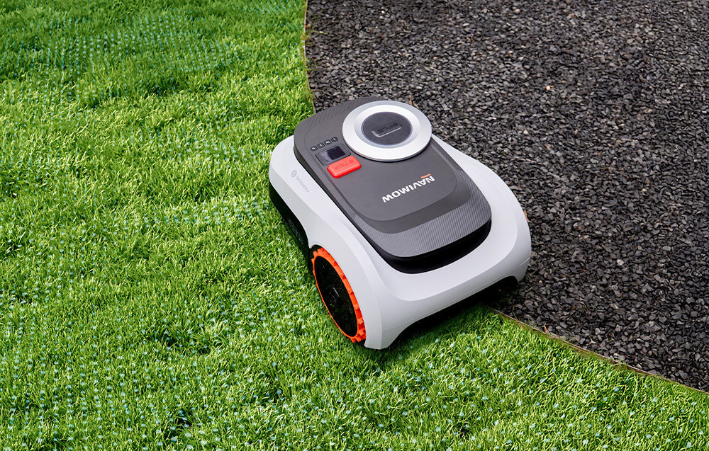 Robot koszący SEGWAY NAVIMOW i220E ogród trawnik robot kosi trawę wokół rabaty automatyczne koszenie wygoda komfort zadbany trawnik