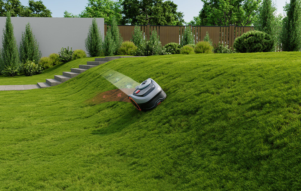 Robot koszący SEGWAY NAVIMOW i208E ogród trawnik robot kosi na wzniesieniu w tle schody rośliny płot  proces konfiguracji ogranicza się do uruchomienia robota i aplikacji NAVIMOW samodzielnie skanuje teren i tworzy jego cyfrową mapę możliwości zarządzania aż 20 obszarami roboczymi
