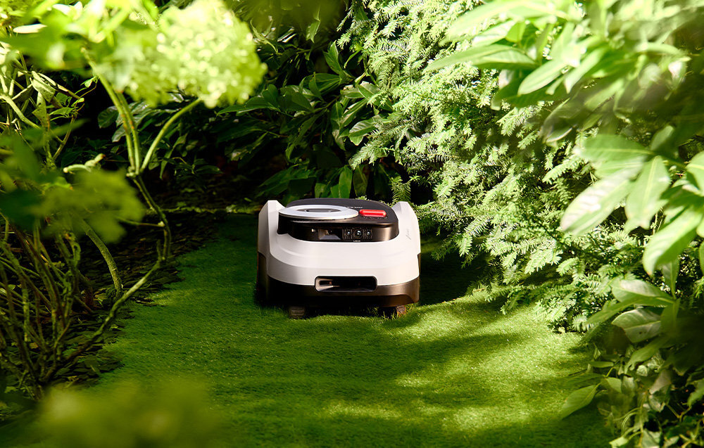 Robot koszący SEGWAY NAVIMOW i215E ogród trawnik robot kosi w wąskiej alejce wokół krzewy kwiatów system EFLS™ LiDAR trójwymiarowe skanowanie otoczenia z częstotliwością aż 200 000 punktów na sekundę czterokrotnie wyższa rozdzielczość zasięg do 70 metrów bardzo szybkiemu czasowi reakcji