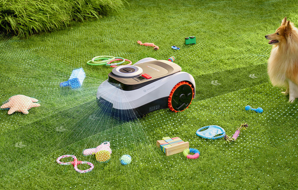 Robot koszący SEGWAY NAVIMOW i215E ogród trawnik robot kosi trawę obok siedzi pies wokół leżą zabawki technologia VisionFence™ obraz z kamery RGB o szerokim kącie widzenia 140° dane z systemu LiDAR rozpoznaje ponad 200 typów obiektów unika kolizji z dokładnością do 1 cm bezpiecznie i samodzielnie