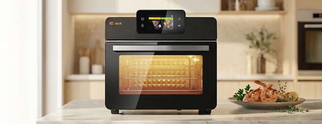 Frytkownica beztłuszczowa Oven Air Fryer iCoook MFR-IC-03 w nowoczesnej kuchni stoi na blacie, obok talerz z krewetkami.