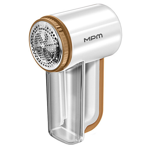 Na obrazie widoczna jest golarka do ubrań w kolorze białym z brązowymi elementami. Na obudowie znajduje się logo \'MPM\'.