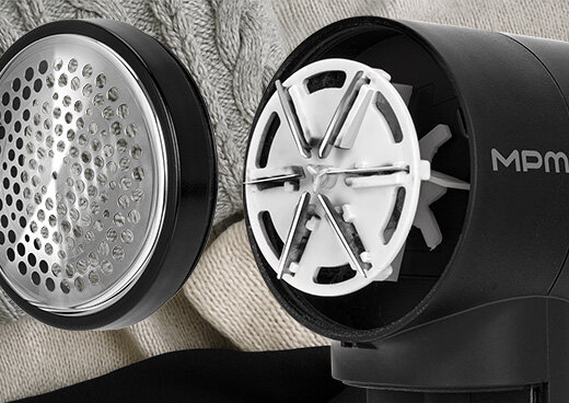 Zbliżenie na ostrza ze stali nierdzewnej golarki do ubrań MMU-05.