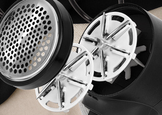 Zbliżenie na dwie pary ostrzy do golarki do ubrań MMU-05.