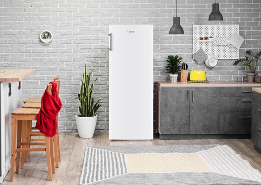 Zamrażarka szufladowa MPM-161-ZF-19/D w kuchni stoi obok mebli kuchennych.