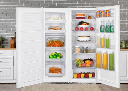 Otwarta zamrażarka szufladowa MPM-161-ZF-19/D wypełniona jedzenim stoi obok otwartej lodówki.