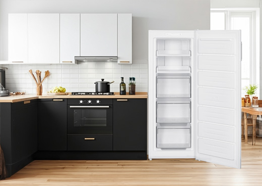 Otwarta zamrażarka szufladowa MPM-161-ZF-19/D stoi w kuchni obok mebli kuchennych.