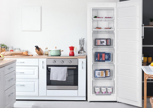 Otwarta zamrażarka szufladowa MPM-204-ZF-20/D wypełniona zapasami obok mebli kuchennych.