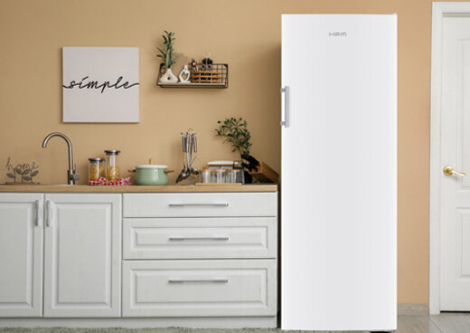 Zamrażarka szufladowa MPM-204-ZF-20/D stoi w kuchni obok mebli kuchennych.