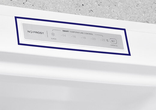 Zbliżenie na panel sterowania zamrażarki szufladowej MPM-204-ZF-20/D.